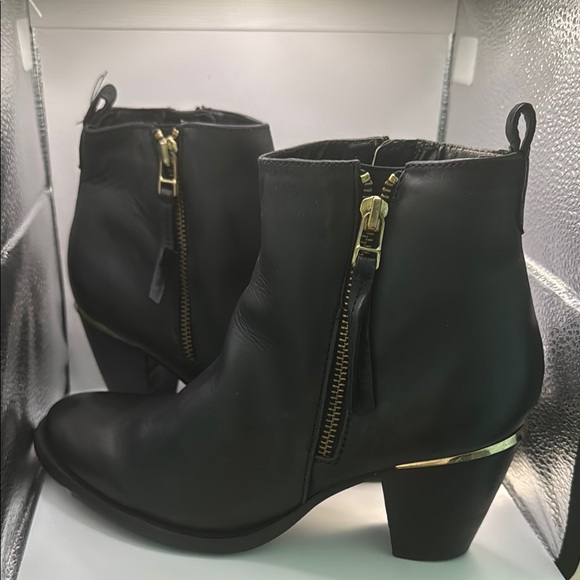 Steve Madden Black and Gold Ankle Boots with Sleek Design - Picture 1 of 7